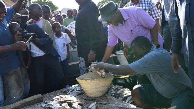 Featured image for “Tanzania’s President Magufuli shops with basket after plastic bag ban”
