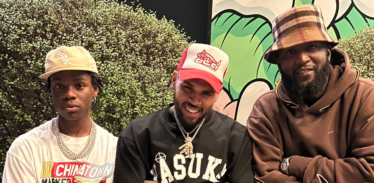 Featured image for “New Collabo ? Rema spotted with Chris Brown”