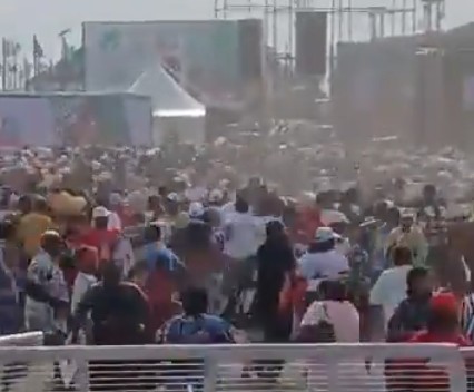 Featured image for “Angry Owerri residents overpower City Boy Movement security to seize Tinubu campaign handouts”