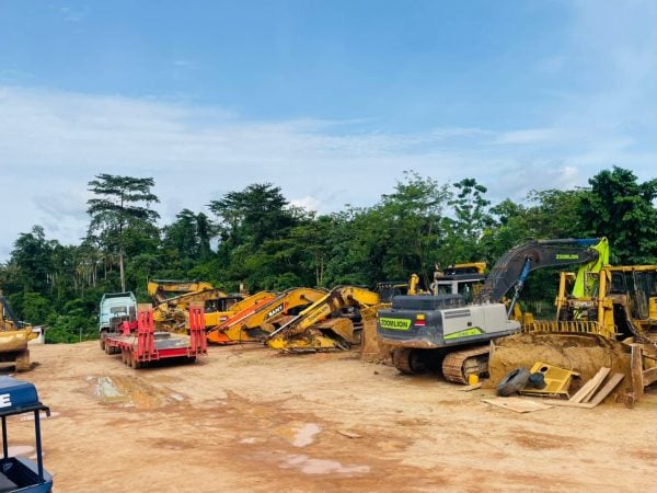 Featured image for “Over 4,000 Excavators Held At Ports As Government Tightens Mining Equipment Controls”