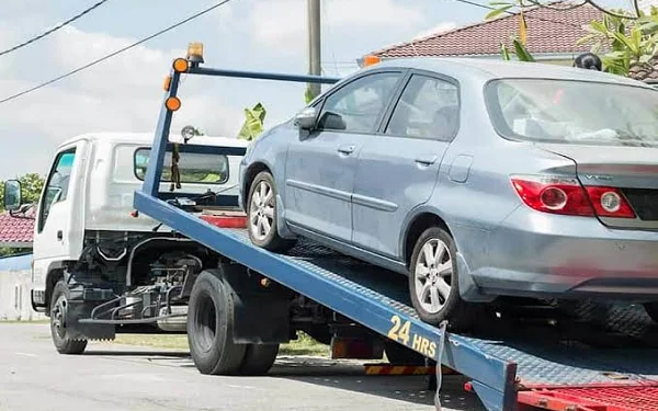 Featured image for “Mandatory towing to remove broken-down, stationary vehicles from roads to begin in 2027 — Transport Minister”